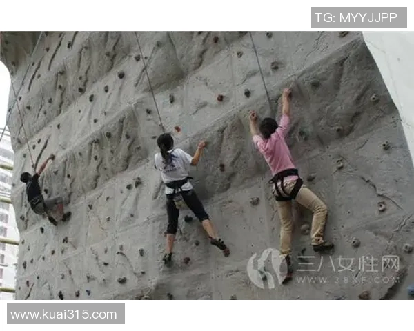 成都攀岩队的默契配合与挑战精神揭示攀岩运动的魅力与团队合作之道